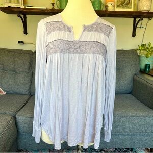 Women’s XL Knox Rose light lilac top. Lace trim.